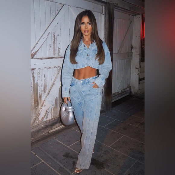 White Fox Boutique Did You Miss Me Mid Rise Straight Leg Jeans Light Blue wash - Picture 1 of 9